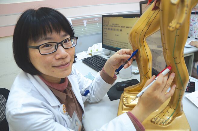 卫福部臺南医院中医科医师林盈萱亲自介绍以针灸处理膝关节疼痛问题，中医治疗除了以针灸刺激穴道、疏通气血、增强循环之外，也可以考虑加入中药治疗。图／卫福部臺南医院提供