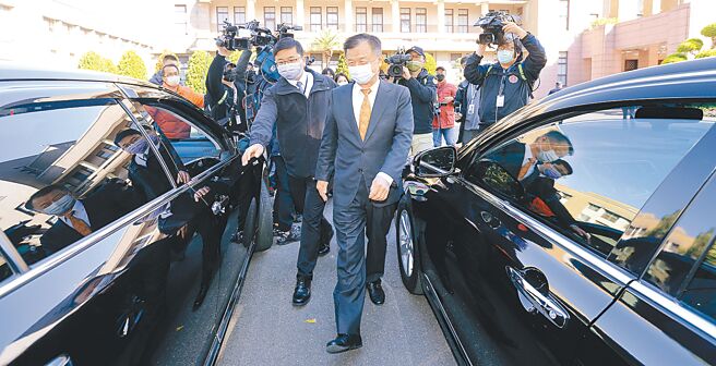 行政院长苏贞昌内阁30日总辞，31日与新阁揆陈建仁交接，陆委会主委邱太三（前右）留任。（黄世麒摄）