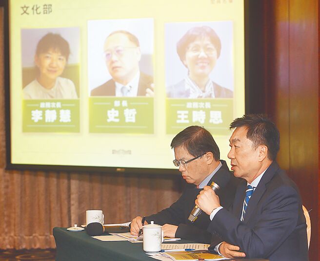 行政院30日留任秘书长李孟谚（前左）、准新发言人陈宗彦（前右）召开记者会，正式公布新内阁名单，女性部会首长从原来3位增至7位。（陈怡诚）