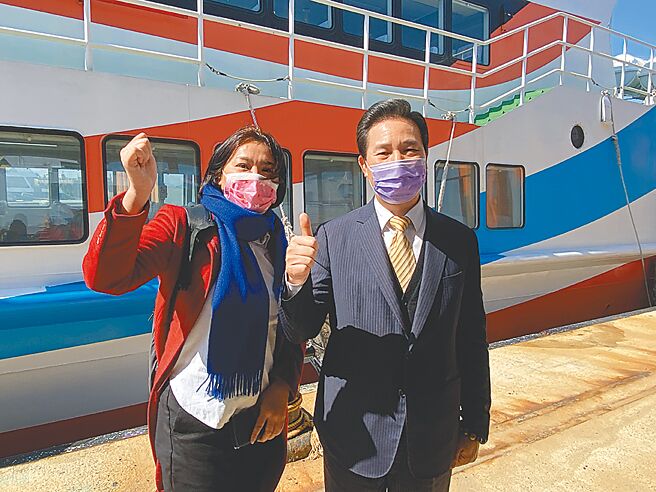 金门县长陈福海（右）与立委陈玉珍（左）新春大陆行后，帮台湾企业及厂商争取权益。（于家麒摄）