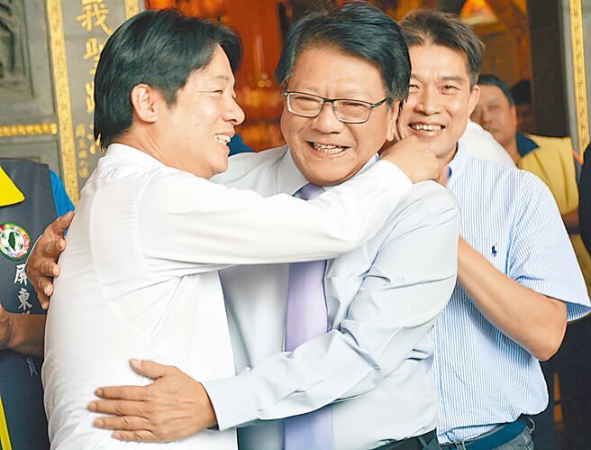 传屏东前县长潘孟安（中），将助副总统赖清德（左）力拚2024总统选战。（本报资料照片）