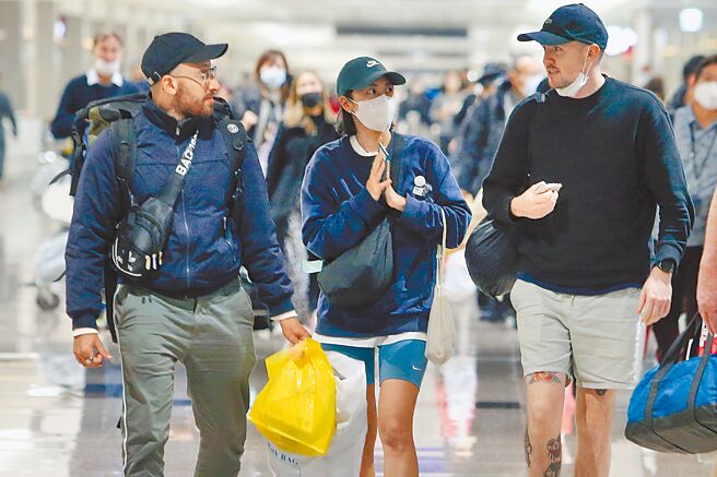 中央流行疫情指揮中心30日針對口罩配戴二階段鬆綁。圖為桃園機場入境民眾大都戴口罩，只有部分國外旅客沒有戴。（陳麒全攝）