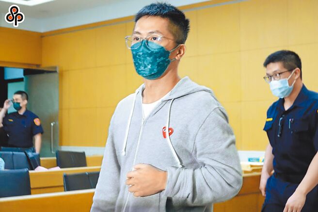 1名律师与法务人员，因涉林义杰「着作权蟑螂」案遭缓起诉，但没缴处分金，遭撤销缓起诉。图中为林义杰当初交保。（本报资料照片）