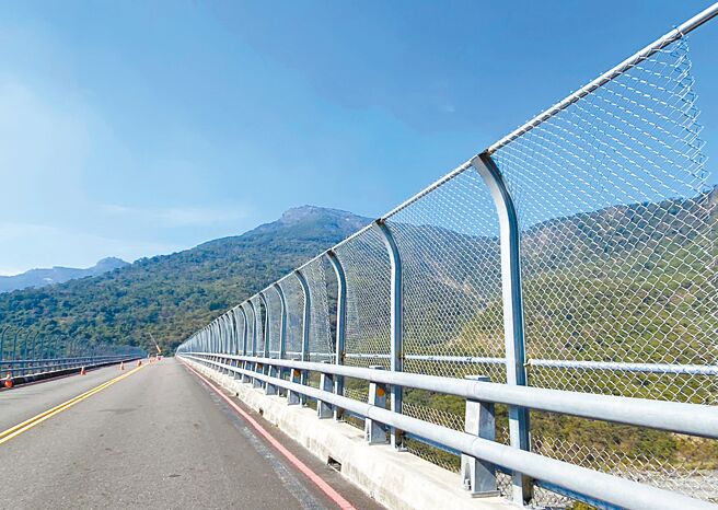 屏东县雾台乡谷川大桥护栏加高工程如火如荼进行，也让这座全台最高的桥梁又长高不少。（林和生摄）