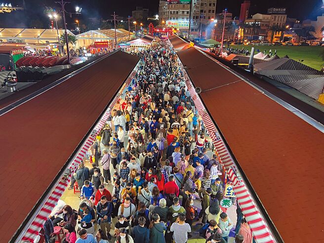 春节连假期间，花莲知名景点东大门夜市共吸引12万人次到访，络绎不绝的人潮带来庞大商机。（花莲县政府提供／罗亦晽花莲传真）