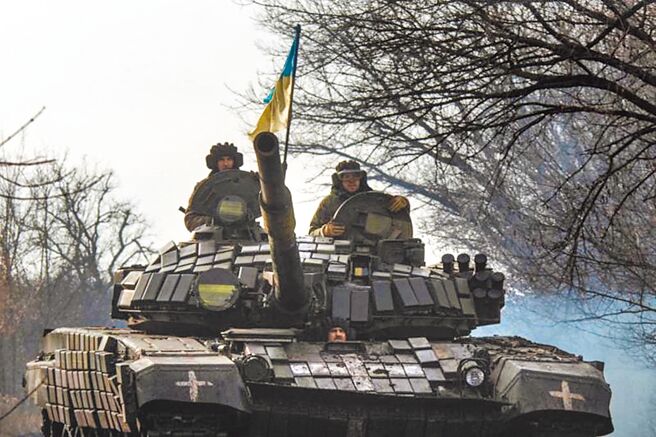 俄烏戰爭即將屆滿一週年。然而，戰火造成雙方各有超過10萬名官兵傷亡，另外導致烏克蘭平民至少2萬人傷亡、1700萬人流離失所，卻仍無平息的跡象。（圖／路透）