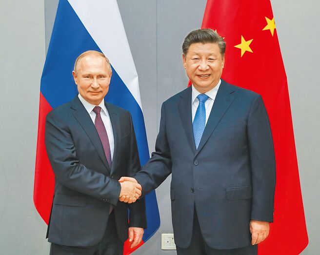 俄烏戰爭即將屆滿周年之際，俄羅斯媒體透露，中共中央政治局委員、中央外辦主任王毅2月下旬將出訪莫斯科，討論中國國家主席習近平訪俄籌備工作。圖為習近平會見俄羅斯總統普丁。（新華社）