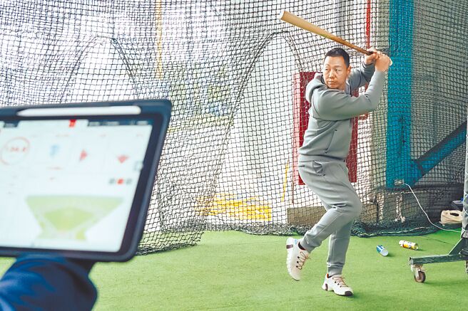 林益全开箱三重棒球场Rapsodo Hitting。（新北市体育处提供／黄敬文新北传真）