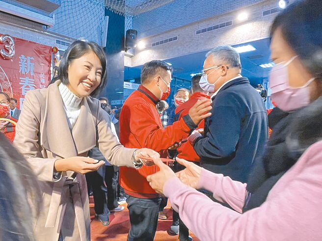 南投县长许淑华也发放给同仁开工红包，期许4年内能交出一张漂亮成绩单。（杨静茹摄）