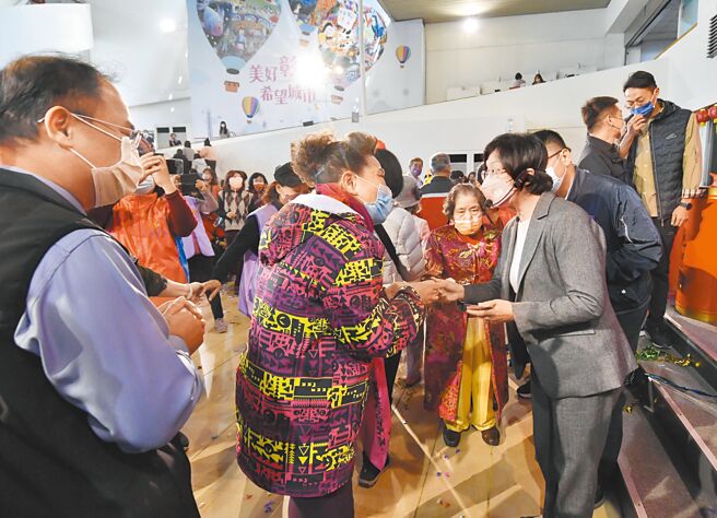 彰化县长王惠美发开运小福袋，吸引各局处同仁排队领取。（吴建辉摄）