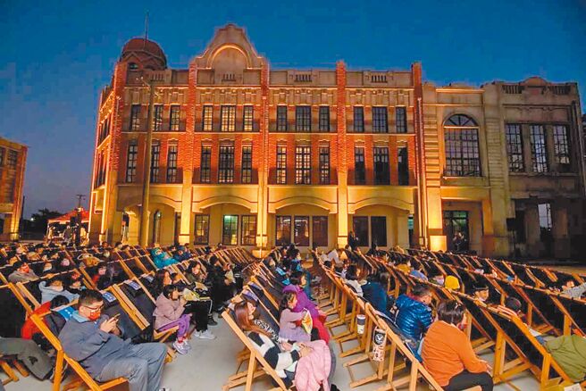 台南盐水岸内糖厂影视基地今年春节开放、播放「星光电影院」，不少乡亲盼延长，活络在地观光。（台南市政府文化局提供／张毓翎台南传真）