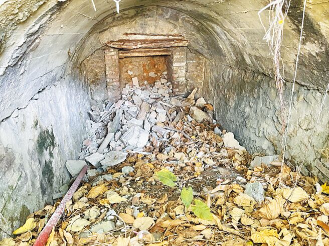 南部仅存、民间私人水泥厂「胡犁头土灰磘人传入的石灰烧制磘体，向文化局申请保存失败，文史工作者希望与地主接触，希望将歷史遗迹妥善保存。（杨吉寿提供／袁庭尧高雄传真）