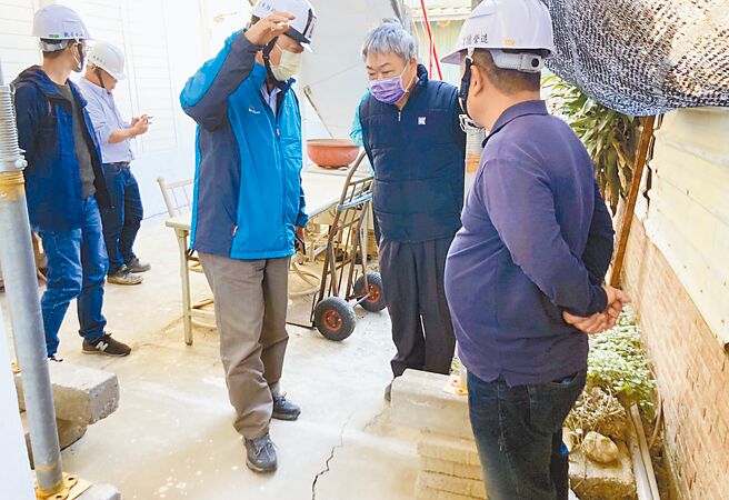施工中的「海滨好室」社会住宅造成邻损，台东县政府建设处人员前往会勘。（台东县政府提供／庄哲权台东传真）