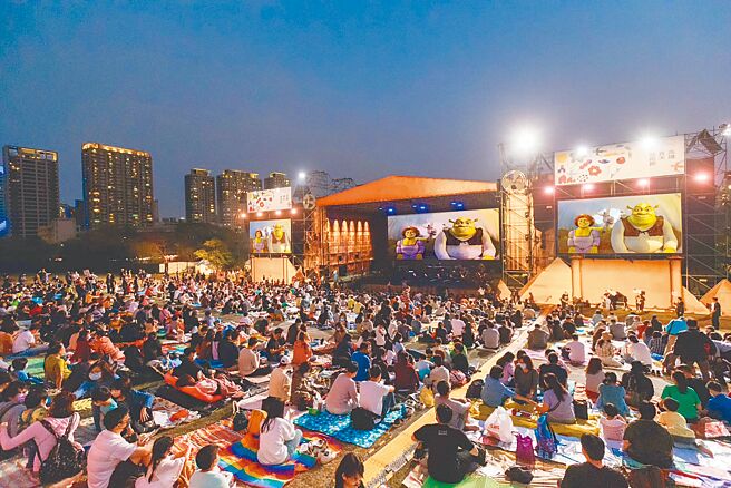 春天艺术节的草地音乐会受到民眾喜爱，今年主打疫后疗癒，重现《史瑞克2》的配乐，并由澳籍指挥家尼可拉斯．伯克携高雄市交响乐团演出。（高市文化局提供／杨舒婷高雄传真）