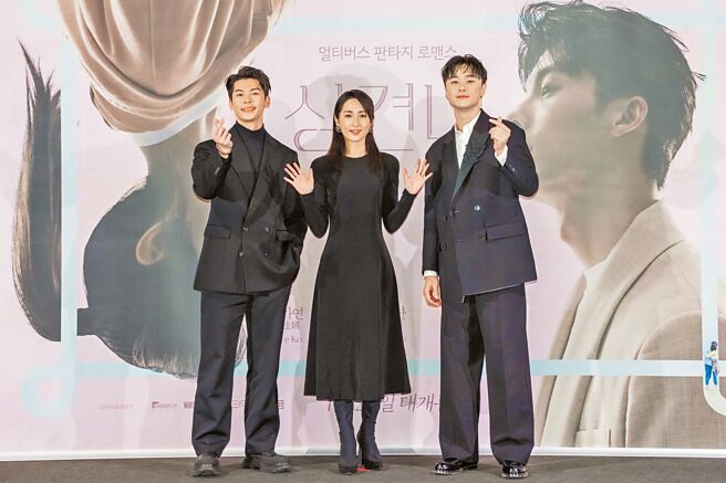 許光漢（左起）、柯佳嬿、施柏宇飛南韓舉行首映會，吸引10萬觀眾搶看。（車庫娛樂、三鳳製作提供）