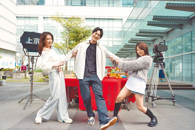 林美贞（左起）、邱昊奇、王上菲出席《开心鬼》开镜仪式。（纬来电影台提供）