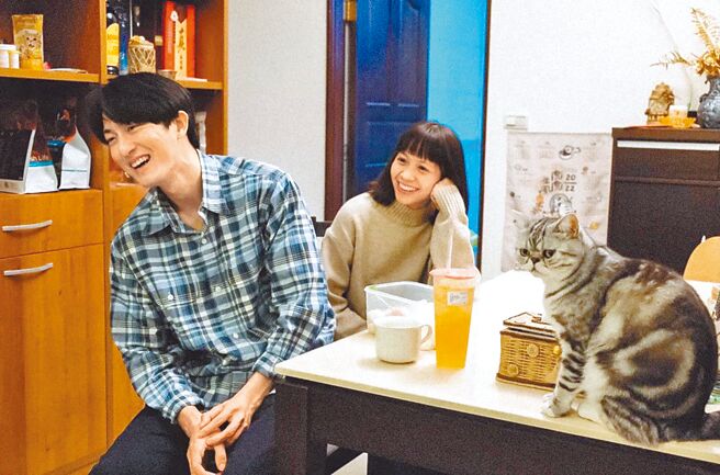 黄姵嘉（右）与男友邱昊奇共度除夕。（摘自IG）