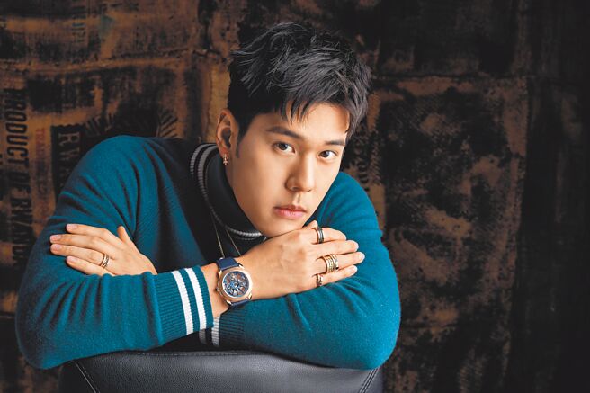 周予天因参加《全明星》身材更结实，不排斥接下来挑战写真集，佩戴宝格丽B.zero1项炼与戒指、OCTO ROMA TOURBILLON SAPPHIRE陀飞轮腕表。（专题企画／中时时尚‧摄影／JOJ PHOTO‧服装提供／Loro Piana）