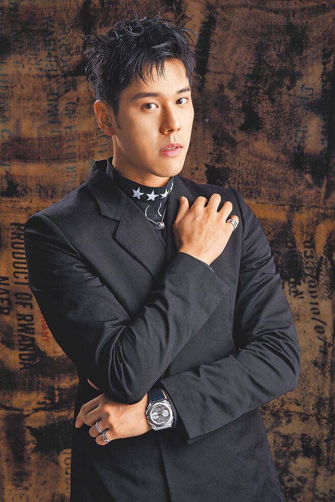 周予天首度挑战BL剧《我的牙想你》，深受纯情派腐女的喜爱，佩戴宝格丽B.zero1项炼、SERPENTI VIPER系列钻戒与OCTO FINISSIMO镂空陀飞轮计时码表。（专题企画／中时时尚‧摄影／JOJ PHOTO‧服装提供／Givenchy）