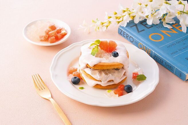 微兜「无淀粉平衡松饼系列」降低负担感，保有坚果香气与自然甜味，图为荔果玫瑰舞会口味。（金色三麦集团提供）