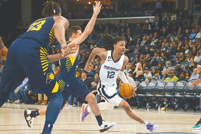 莫兰特（右）运球突破对方防守准备切入禁区。（路透）