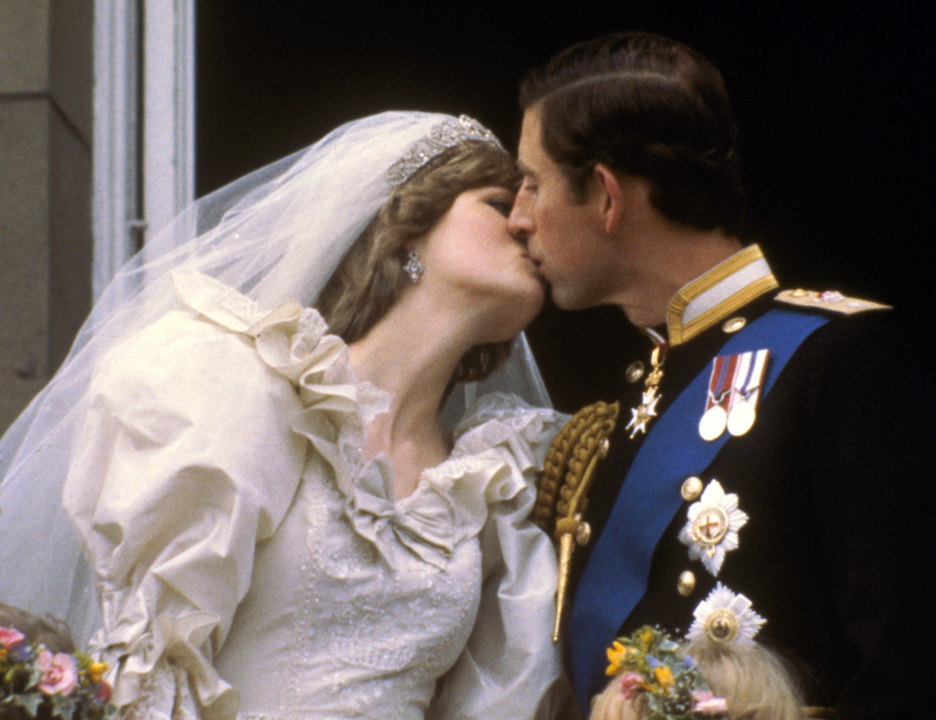 一張張開誠布公的信件，是已故黛妃講述與查爾斯離婚後的遺憾，以及對王室的猛烈砲火；圖為1981年7月29 日，兩人在白金漢宮陽台上完婚。(圖/美聯社)  