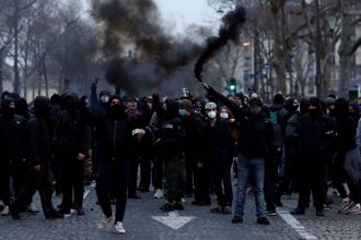 馬克宏年金改革掀抗議潮 法國127萬人上街吶喊