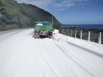 北海道雪景驚現北海岸？「拖板車受困雪中」真相曝光 民眾驚呆