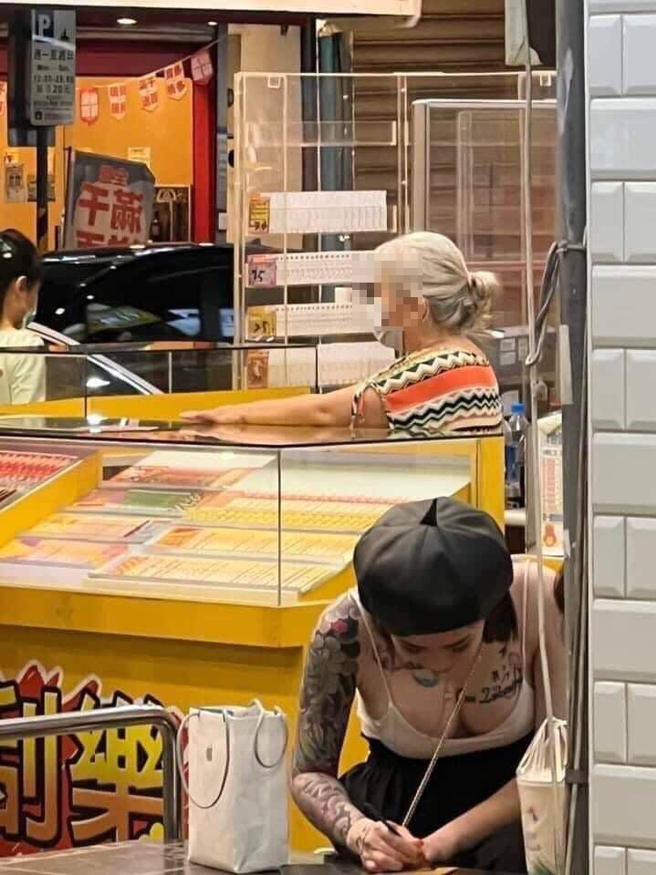 一间彩券行生意不好，但右下角的超正女客人吸引网友目光。(图／取自爆废公社)