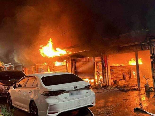 彰化县芬园乡暗夜大火，31日晚间接近12点左右，芬园乡永和路一处民宅发生火警。（民眾提供／吴建辉彰化传真）