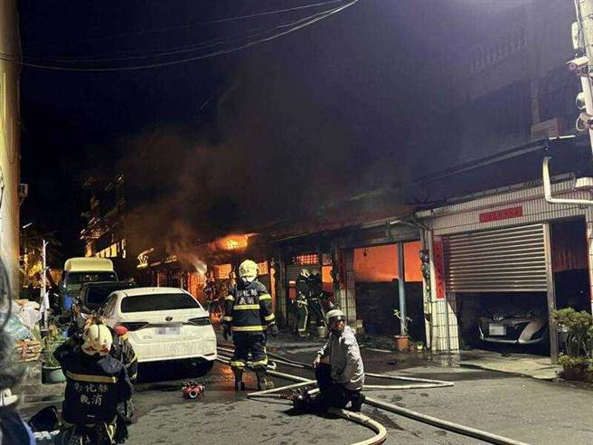 警消获报赶抵现场，发现已经连续延烧6栋透天厝，随即拉起水线灌救。（民眾提供／吴建辉彰化传真）