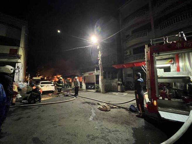 警消表示，目前正在确认火场内是否有民眾受困，正全力抢救中。（民眾提供／吴建辉彰化传真）