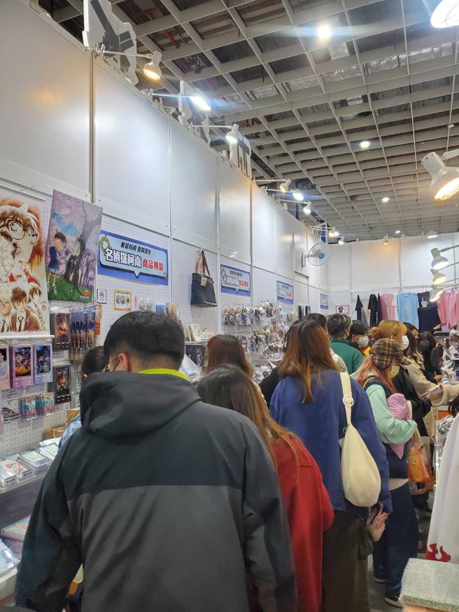 曼迪摊位今年就独卖《孤独摇滚》的周边商品，在首日半小时内就已完销，整体营业额更是成长了近20%，同时还带来《火影忍者》20周年等限量商品于现场贩售。（曼迪提供）