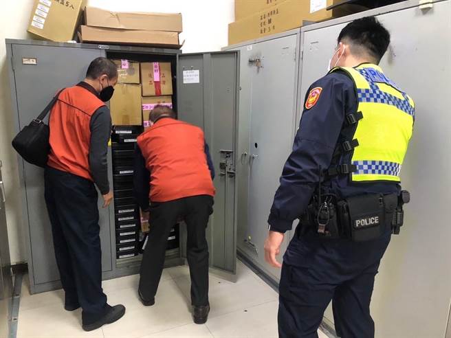 台中市北屯区松竹路上的「松竹寺」香火鼎盛，过年期间松安派出所枪械室暂成寺庙小金库，由警方守护。（台中市五分局提供／冯惠宜台中传真）