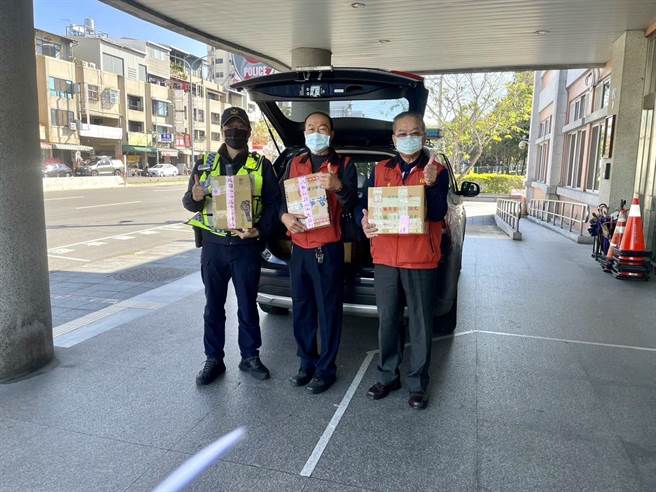 「松竹寺」香火鼎盛，过年期间十天连假香油钱累计达两千万元，庙方过年期间向当地松安派出所申请护钞，至行恢復营运，警方也会同庙方主委护送数箱现金到银行存放。（台中市五分局提供／冯惠宜台中传真）