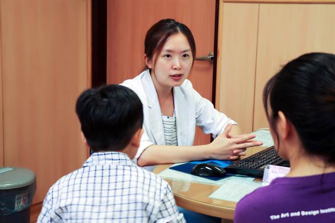 慈济医院身心科医师萧亦伶提醒家长，提早开始协助孩子调整生活作息，逐步变成「上学模式」才能收心。（慈济医院提供／陈世宗台中传真）