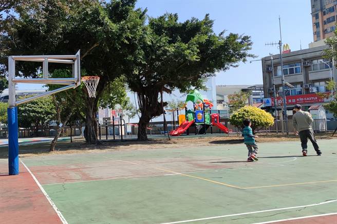 慈济医院身心科医师萧亦伶提醒家长，提早开始协助孩子调整生活作息，逐步变成「上学模式」才能收心。（慈济医院提供／陈世宗台中传真）