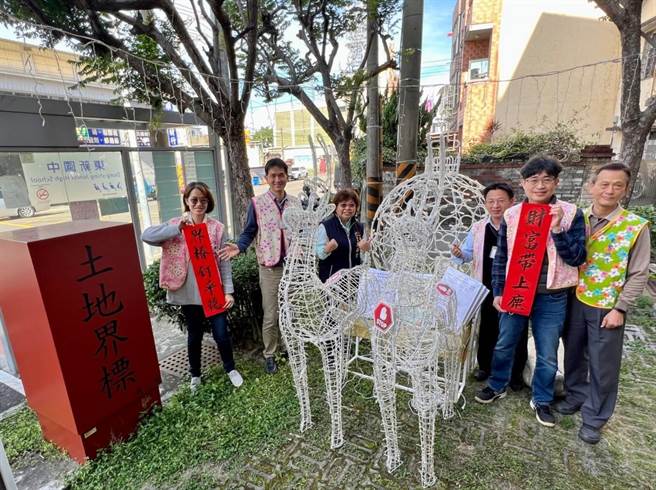 东势地政事务所元宵福鹿灯，宣导乡亲保障不动产，充分发挥寓教于乐。（台中市政府提供／陈世宗台中传真）