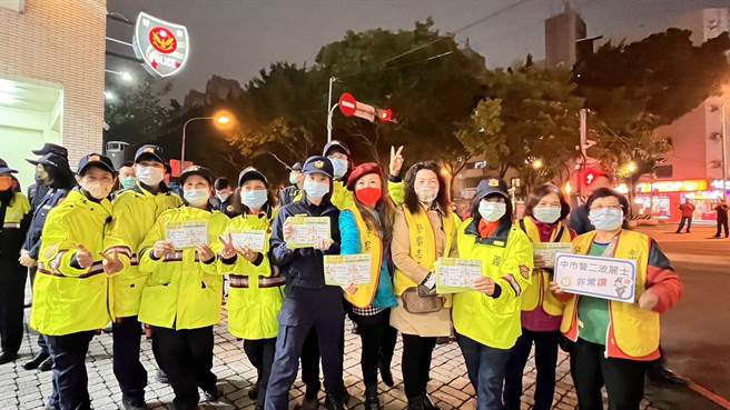 台中市二分局自创简易好记行人外出「3不一亮」四项安全小撇步，并积极结合义警、民防、警友、志工、守望相助队办理各项交通安全宣导。（台中市二分局提供／冯惠宜台中传真）