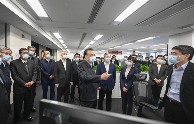 大陆国务院总理李克强1月30日到人民银行（大陆央行）、外匯管理局考察，主持召开座谈会。（新华社资料照片）