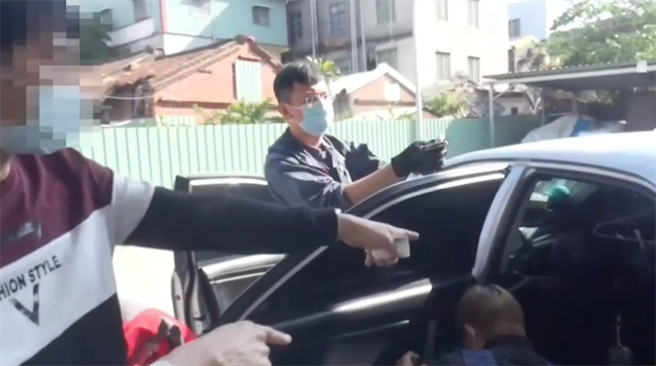 洪嫌被逮相当淡定，警方于他车上查扣证物。（翻摄照片／高雄洪靖宜传真）