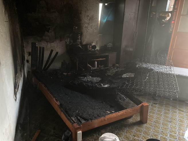 台中市消防局迅速扑灭2楼火势，燃烧床垫约3平方公尺，消防局进一步调查起火原因中。（图／民眾提供）