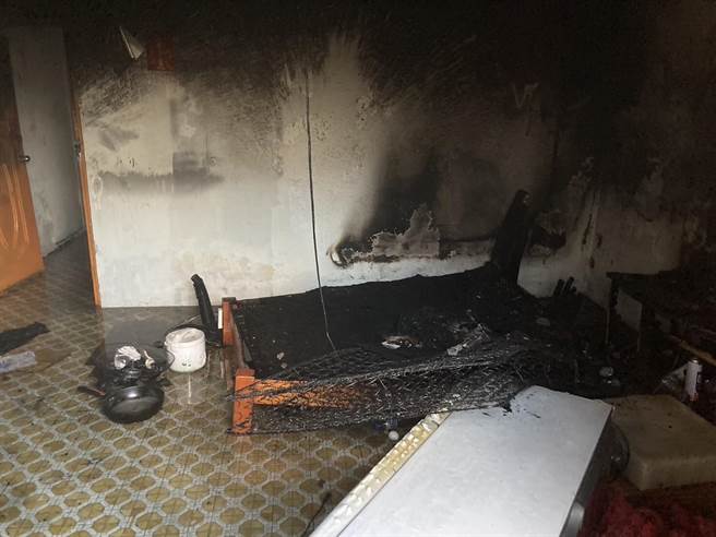 台中市消防局迅速扑灭2楼火势，燃烧床垫约3平方公尺，消防局进一步调查起火原因中。（图／民眾提供）