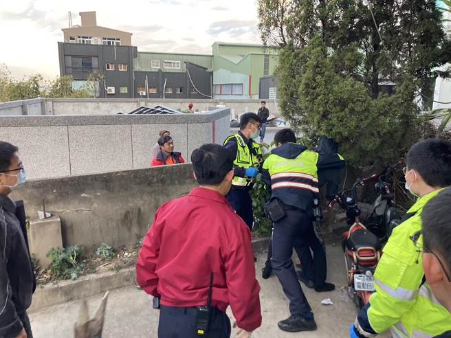 台中市消防员衝入火场要救出童姓越南籍逃逸移工，却反遭童男将消防员推倒，警方介入将其带回保护管束中。（图／民眾提供）