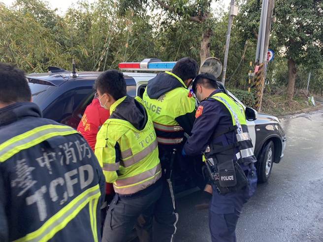 台中市消防员衝入火场要救出童姓越南籍逃逸移工，却反遭童男将消防员推倒，警方介入将其带回保护管束中。（图／民眾提供）