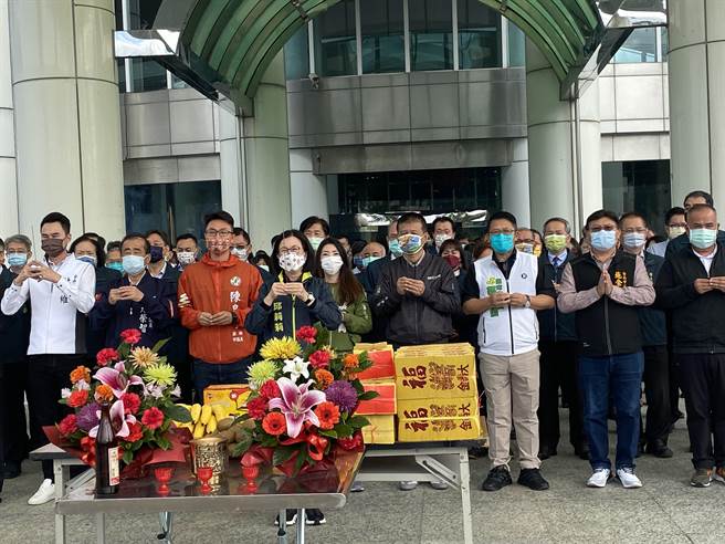 台南市議會上午新春團拜，議長邱莉莉（前）針對民進黨中執會將對正副議長做出停權，兩人都強調尊重。(曹婷婷攝)