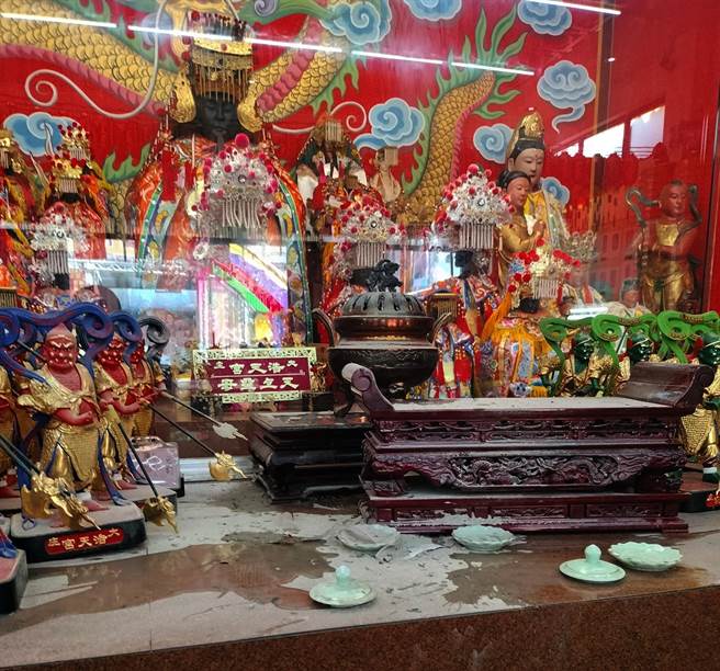 陈姓男子昨天酒后到梧栖区浩天宫妈祖庙，涉嫌酒后闹事，还砸坏神像前供茶的木桌，并打断顺风耳神将的手。(图／翻摄「浩天宫脸书」)