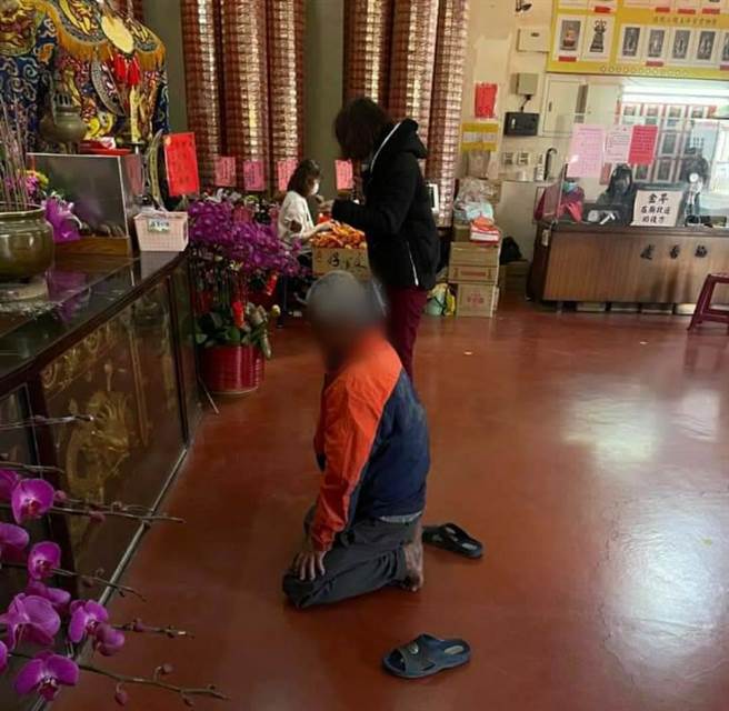 陈男事后被通知回浩天宫，在妈祖神像前下跪道歉！（图／民眾提供）