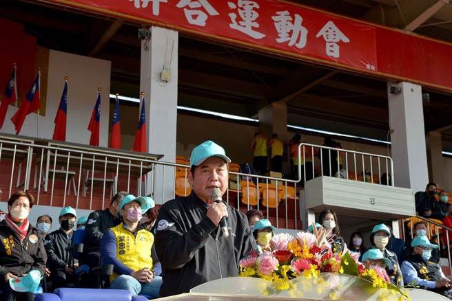 县长锺东锦勉励选手。（苗栗县政府提供／李京升苗栗传真）