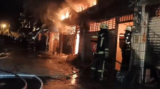 彰化县7连栋住户烈火狂燃，铁皮搭建车棚和客厅付之一炬。（彰化县消防局提供／吴敏菁彰化传真）
